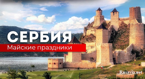 Барышня в красном купальнике отдыхает среди песка Барышня в красном купальнике отдыхает среди песка