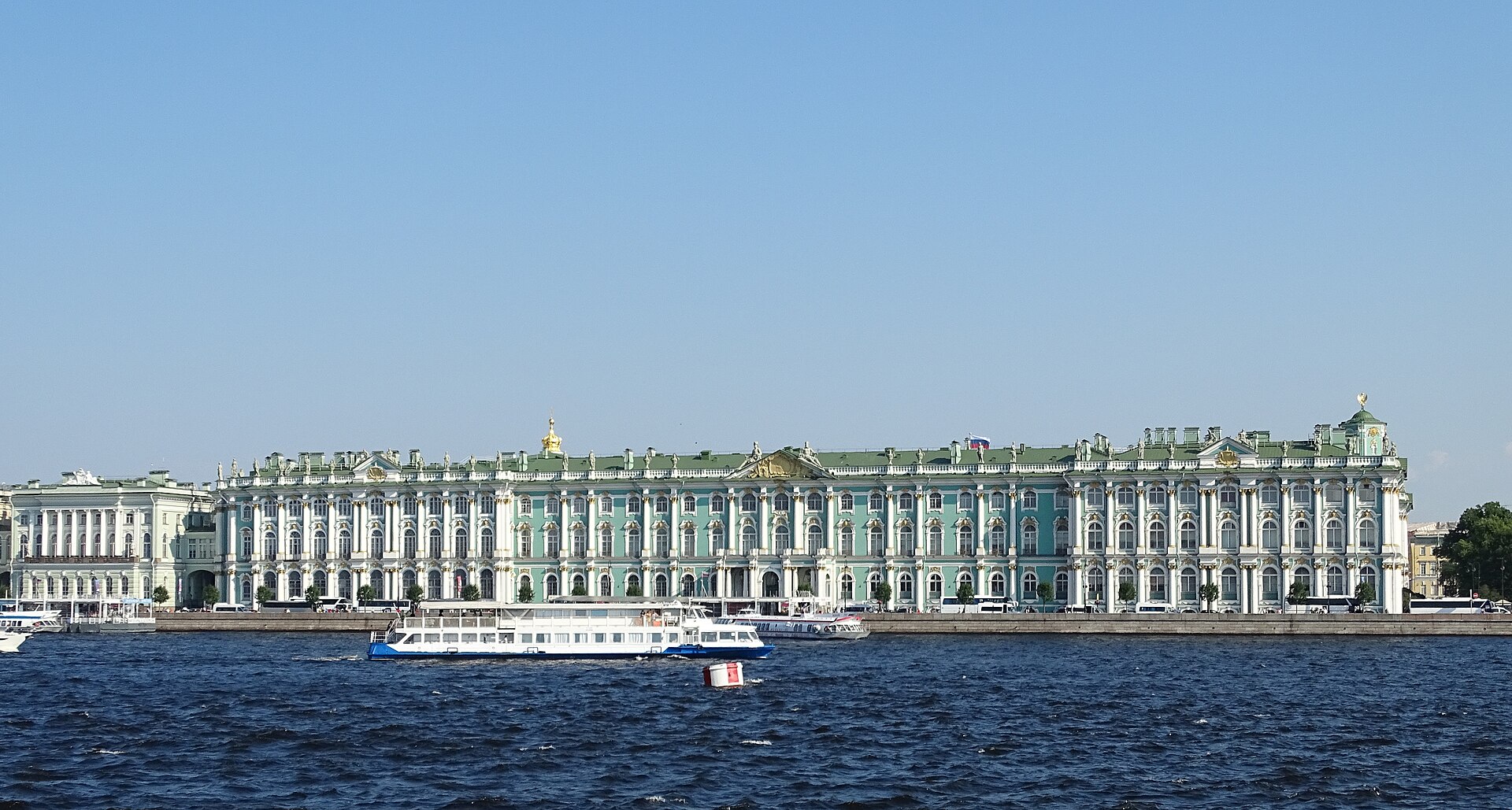 Эрмитаж со стороны Невы, Санкт-Петербург, Россия
