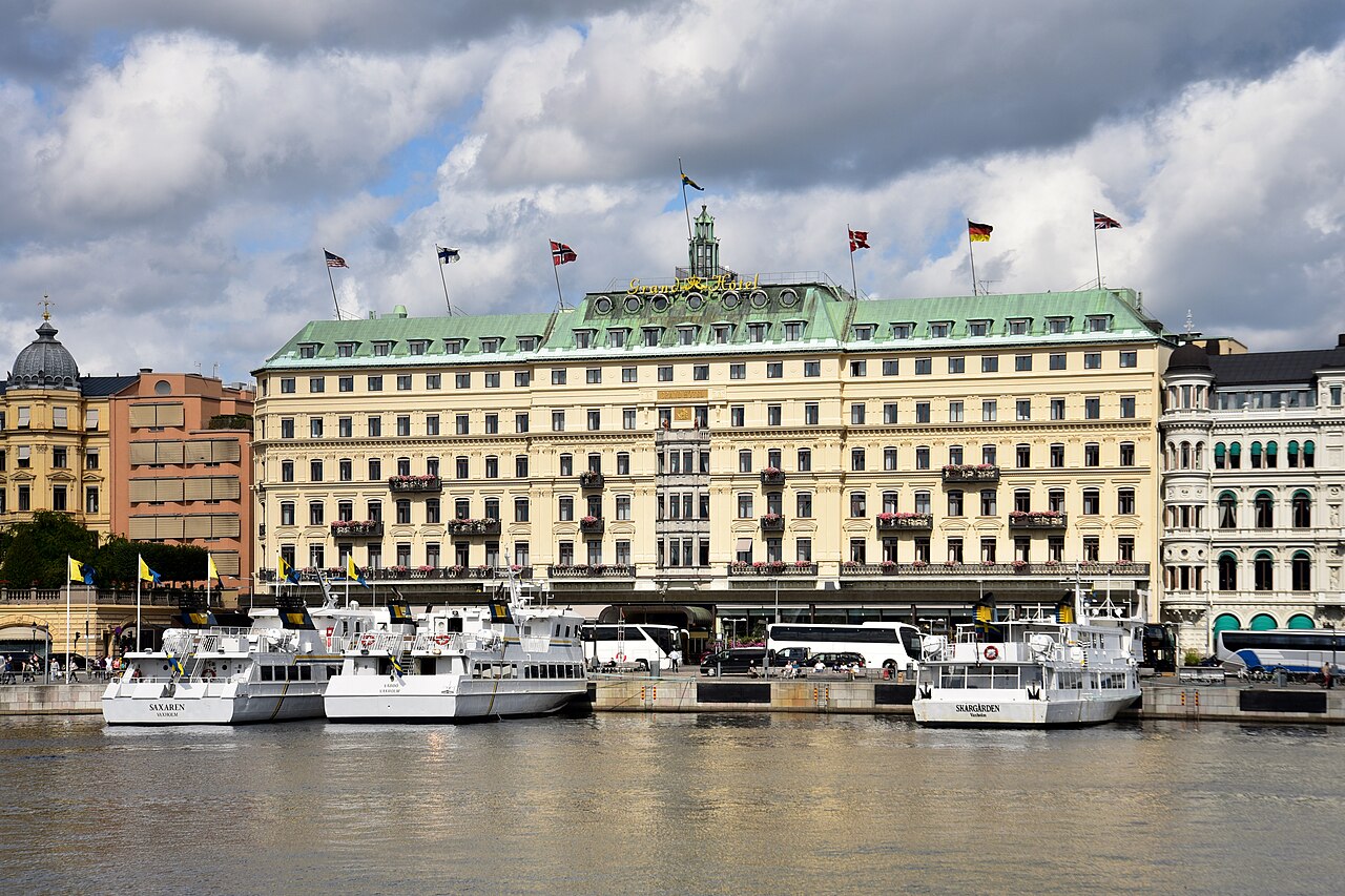 Grand Hôtel Stockholm со стороны набережной