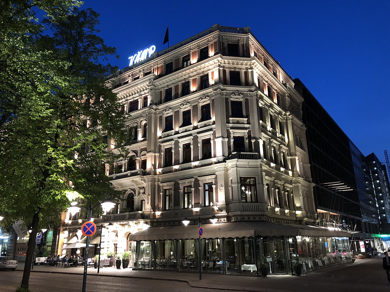 Hotel Kämp в Хельсинки вечером